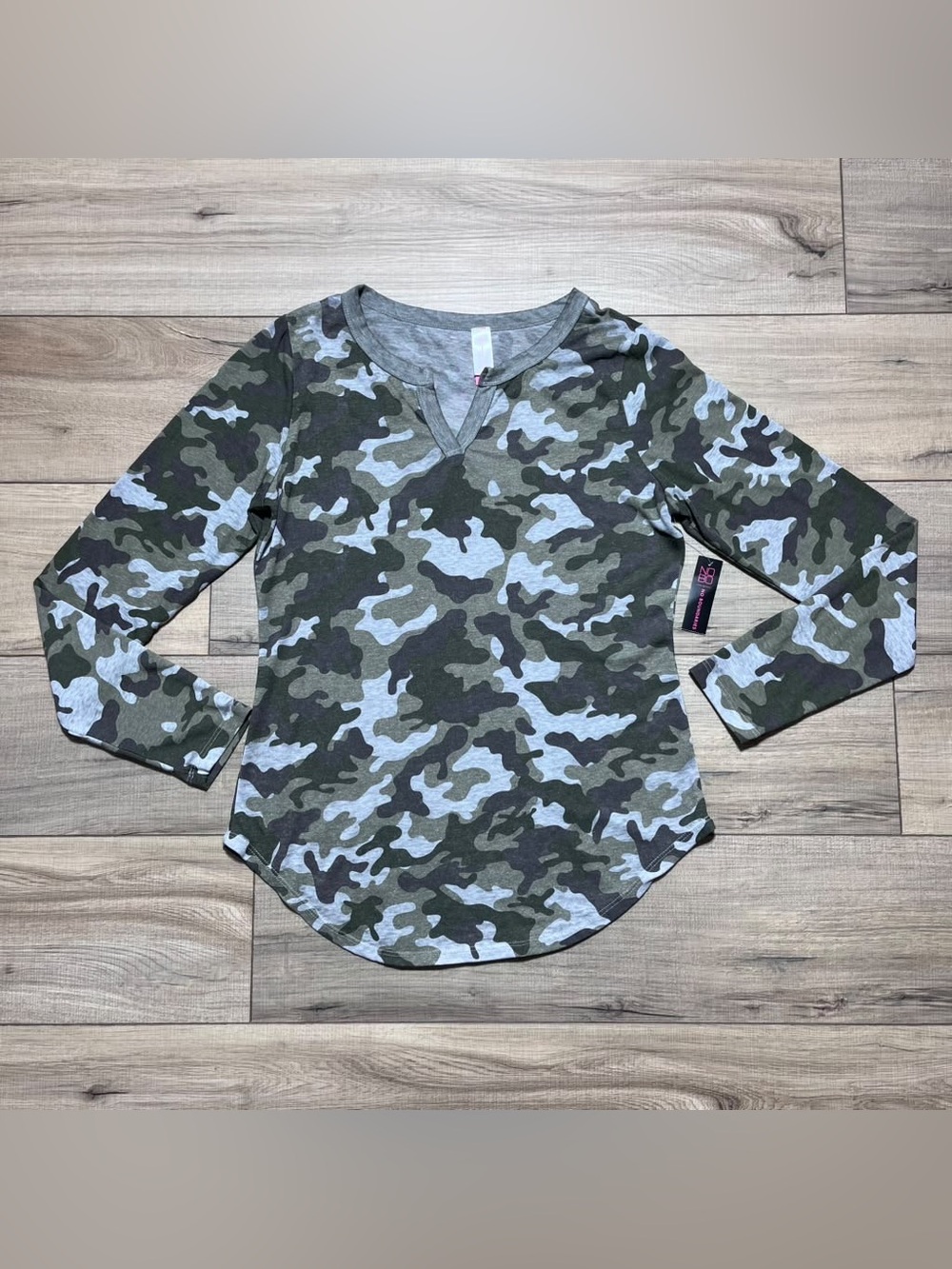 No Boundaries Juniors Camo Split V-Neck Long Sleeve Top Large (11-13) Green Gray